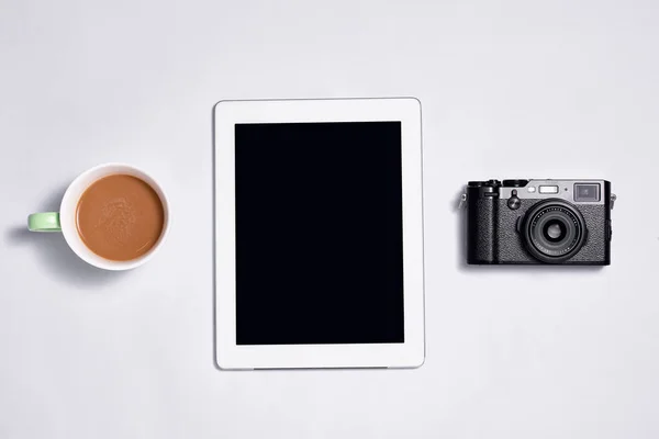 Digitales Tablet Mit Leerem Bildschirm Kaffeetasse Und Kamera Auf Weißem — Stockfoto