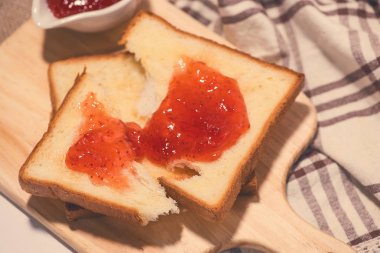 Masada bir plaka üzerinde çilek reçeli ile tost.