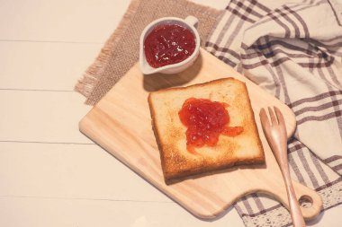 Masada bir plaka üzerinde çilek reçeli ile tost.