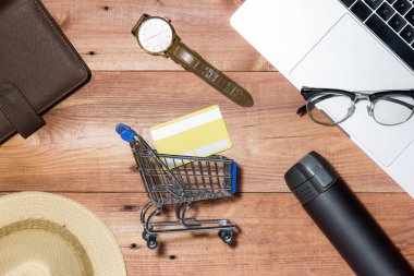 Kredi kartı, izle, smartphone ve ahşap masa üzerinde kahve fincanı