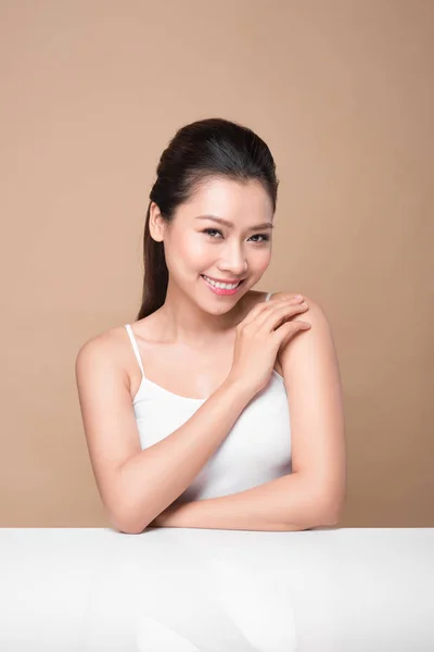 Concepto Piel Limpia Fresca Joven Mujer Asiática Tocando Hombro —  Fotos de Stock