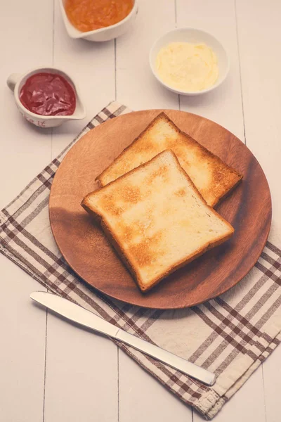 Close Van Sneetje Toast Brood Met Jam Boter Houten Tafel — Stockfoto