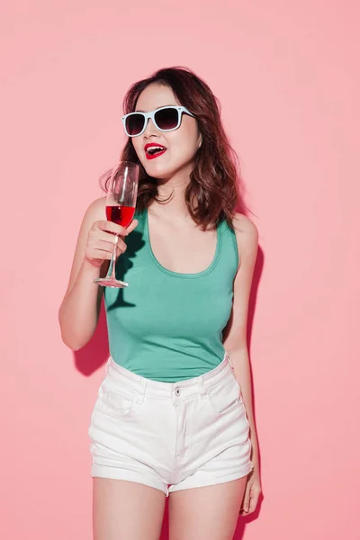 Boldog Divat Ázsiai Iszik Pezsgőt Állandó Napszemüveg Felső Rózsaszín Háttér — Stock Fotó