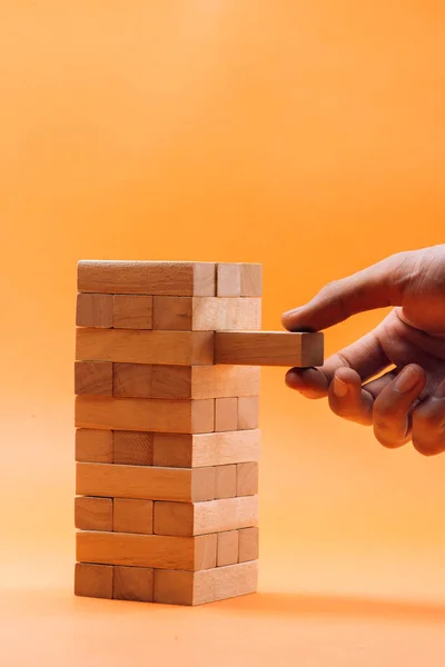 Zakenman Gokken Plaatsen Van Houten Blok Toren — Stockfoto