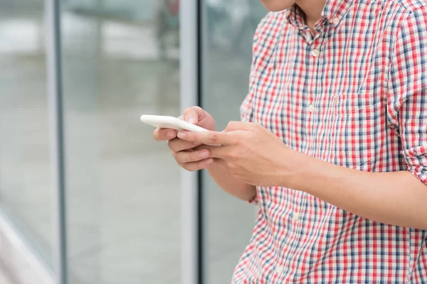 Mann Liest Textnachricht Die Außerhalb Des Büros Steht — Stockfoto