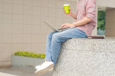 Dış ofis binası çalışma işadamı kırpılmış görüntü