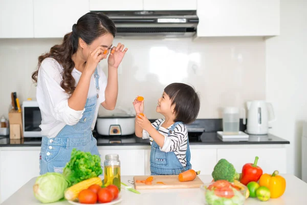 Happy Family Kitchen Mother Child Daughter Preparing Vegetables Fruit — Stock Photo, Image