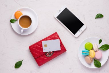 Çalışma alanı şık kırmızı deri cüzdan ve smartphone ile