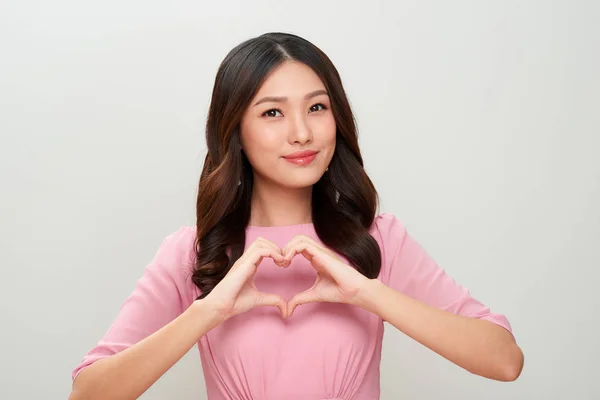 Красивая Молодая Азиатка Делает Сердечный Жест Пальцами Перед Грудью — стоковое фото