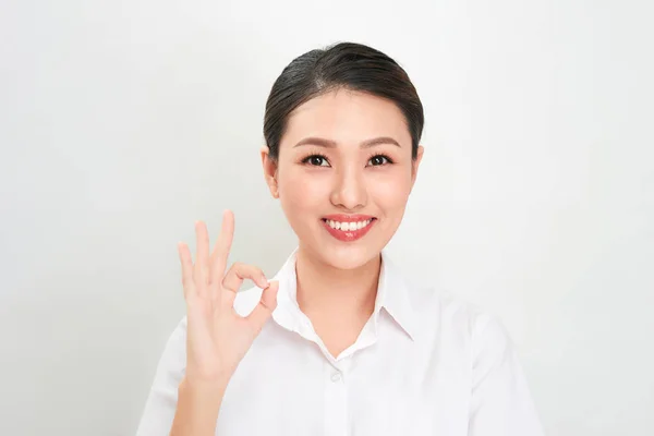美しいアジアの女性の笑みを浮かべて のサインを示します お使いの製品を提示 — ストック写真