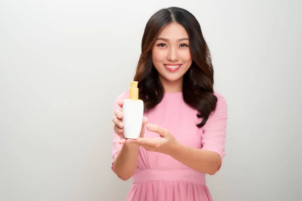 Sonriente Joven Asiático Mujer Mostrando Skincare Producto —  Fotos de Stock