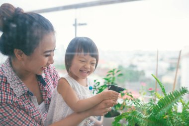 Anne ve bebek kızının bahar bahçe