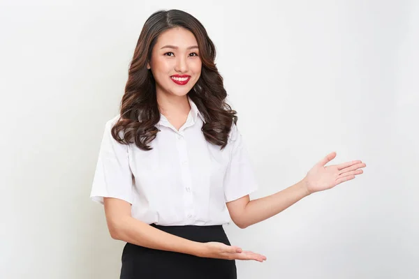 Joven Asiático Mujer Mostrando Pulgar Hacia Arriba Gesto Presentando Vacío — Foto de Stock