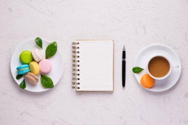 Fincan kahve ve defterini tablo arka plan üstten görünüm kadar sahte üzerinde