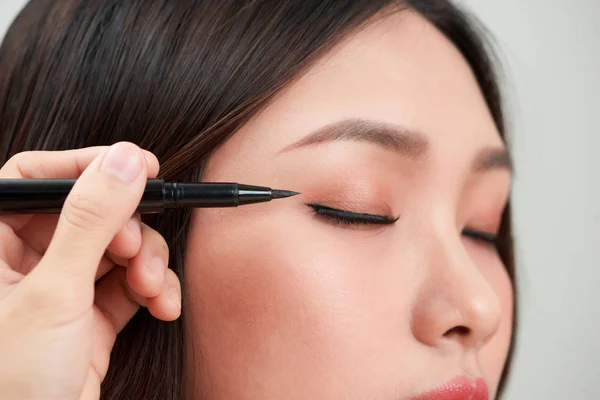 Close Van Mooie Vrouw Make Met Zwarte Eyeliner — Stockfoto