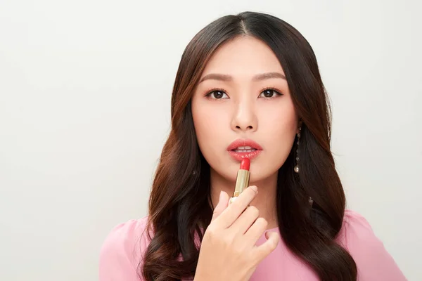 Wanita Asia Cantik Menerapkan Lipstik Merah — Stok Foto