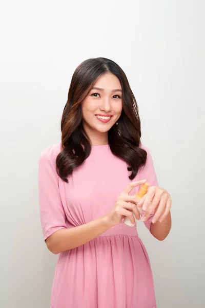 Sonriente Joven Asiático Mujer Mostrando Skincare Producto — Foto de Stock
