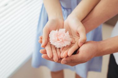 İki aşık. Adam ve pembe çiçek tutan kadın