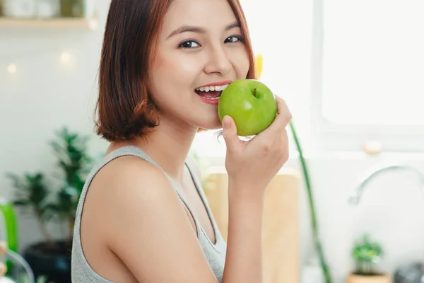 Hermosa Mujer Asiática Comiendo Manzana Verde Dieta Concepto Dieta Alimento — Foto de Stock