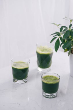 Sağlıklı yeşil smoothie. Doğal, organik sağlıklı meyve suları şişe için kilo verme diyet