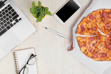 Ofiste zorla, yat bir öğle yemeği ofis çalışanı