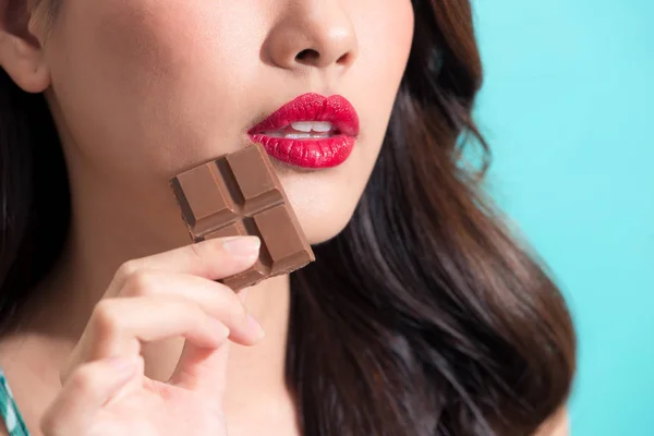 Closeup Όμορφο Κορίτσι Τρώει Σοκολάτα — Φωτογραφία Αρχείου
