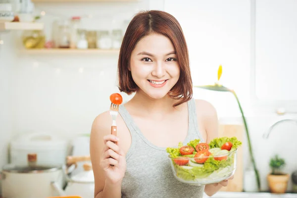 Hermosa Mujer Asiática Comiendo Ensalada Verduras Frescas Perder Peso Concepto —  Fotos de Stock