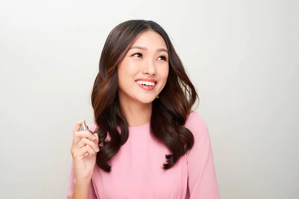 Hermosa Mujer Asiática Sosteniendo Botella Perfume Aplicándolo —  Fotos de Stock
