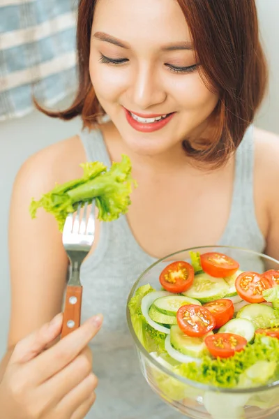 美しい若いアジア女の子はサラダを食べるします 健康に良い食べ物を食べて笑顔の幸せな女の子 — ストック写真