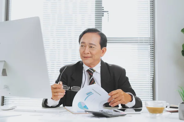 Senior Financiero Asiático Hombre Negocios Sentado Estación Trabajo Frente Computadora — Foto de Stock
