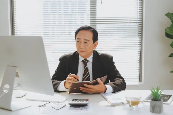 Старший Финансовый Азиатский Бизнесмен Сидит Рабочем Месте Перед Компьютером — стоковое фото