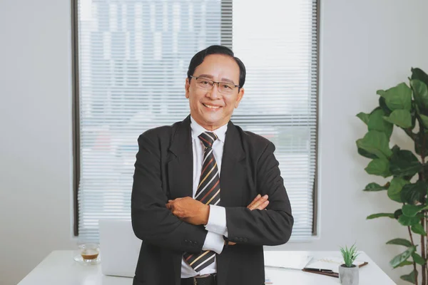 Confiante Sênior Asiático Líder Negócios Escritório — Fotografia de Stock