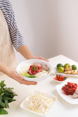 Kadın Şef hazırlamak otlar, et, Pirinç Noodle ile geleneksel Vietnam çorbası Pho bo