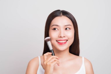 Allık uygulayarak güzel Asyalı kadın