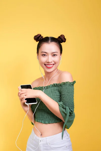 Mutlu Genç Asyalı Kadın Dans Şarkı Kulaklık Ile Renkli Stüdyo — Stok fotoğraf