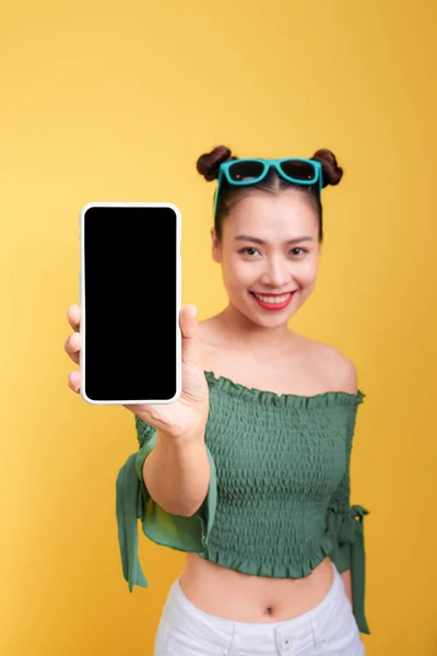 Retrato Mujer Linda Alegre Mostrando Pantalla Del Teléfono Inteligente Blanco — Foto de Stock