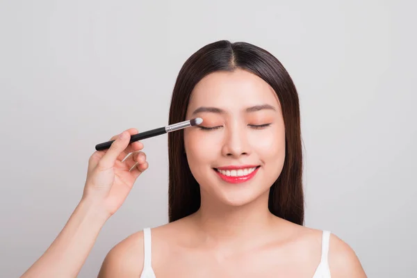 Beautiful Asian Woman Applying Eyeshadow — Stock Photo, Image