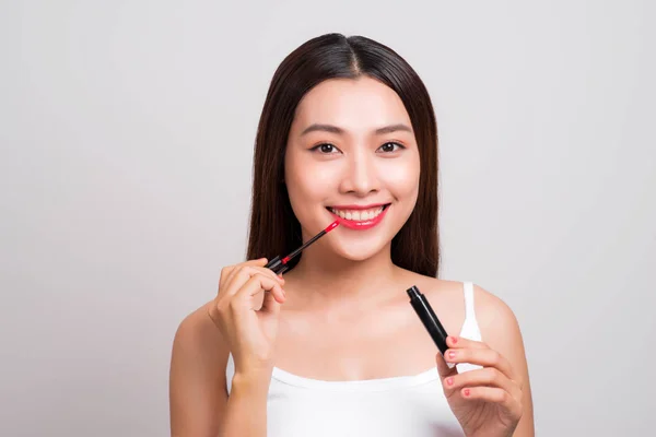 美容化妆 应用唇彩的亚洲年轻女性 — 图库照片