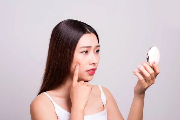 Asian Girl Checking Her Skin Skin Care Acne Treatment — Stock Photo, Image