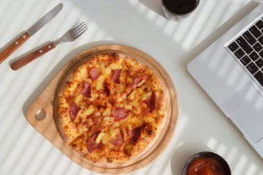 Kola ve dizüstü bilgisayar, lokanta ile ofis masasında lezzetli pizza