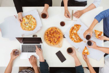 Öğle Yemeği ve insanlar kavramı. Ofiste pizza yemek mutlu iş takım