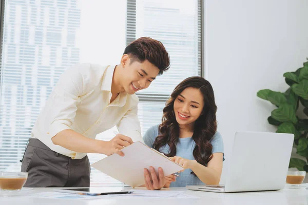 Mensen Uit Het Bedrijfsleven Werken Met Computer Papierwerk Zit Aan — Stockfoto