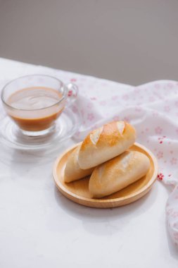 Sabah Kahvaltı ekmek ve kahve Kupası ile