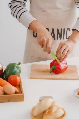 Erkek Dilimleme taze kırmızı biber eller