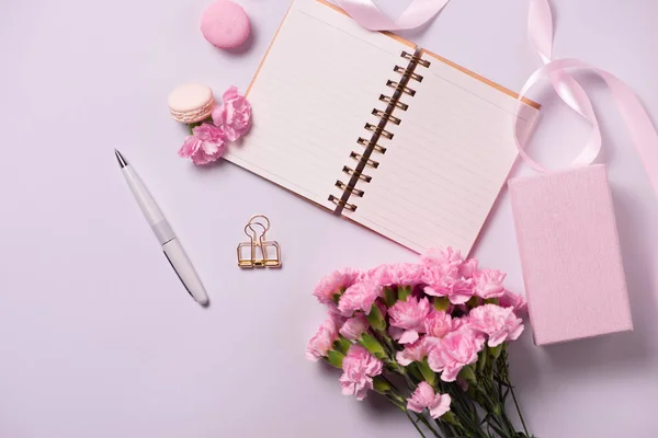 Yapılacaklar listesi çiçeklerle düğün. Mockup planlayıcısı düz yatıyordu.