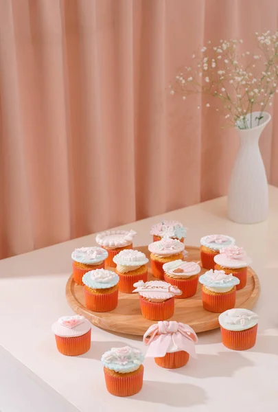 Leckere Valentinstag Süße Liebe Cupcakes Auf Dem Tisch Auf Hellem — Stockfoto