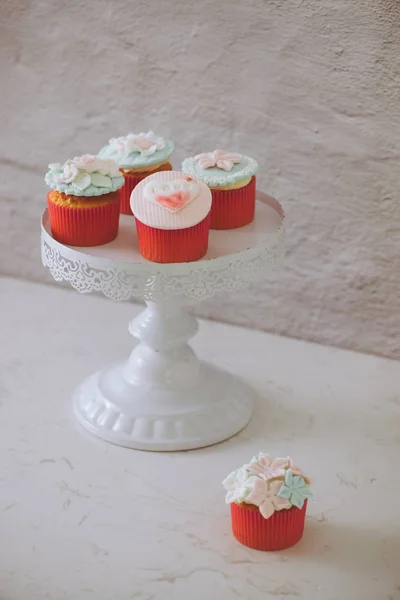 Lekker Valentine Zoete Liefde Cupcakes Tafel Lichte Achtergrond — Stockfoto