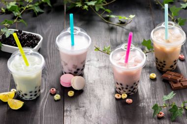 Tapyoka inci plastik bardak çayla sütlü kabarcık