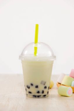 Limon Boba kabarcık çay hatmi ve kırılmış buz ile.