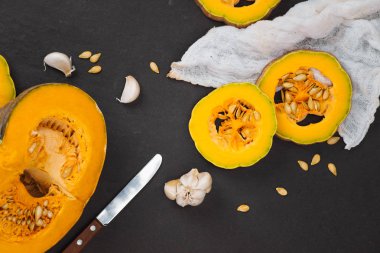 Kabak siyah masada bıçakla dilimlenmiş RIPE